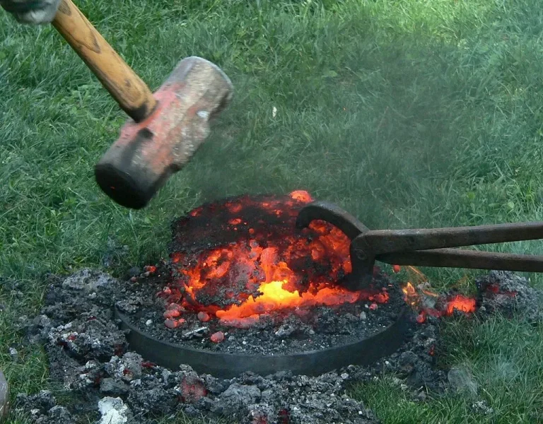 Glühende Rohluppe aus Eisenschwamm und Schlacke