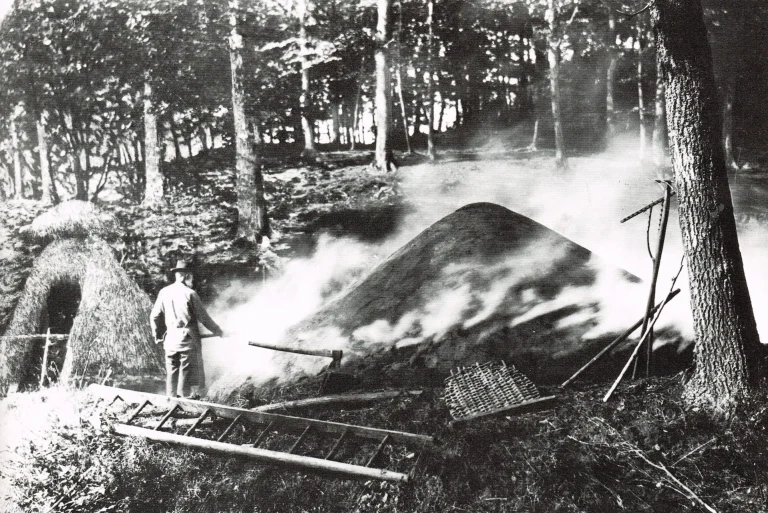 Historischer Kohlenmeiler mit Köhlerhütte zur Herstellung von Holzkohle