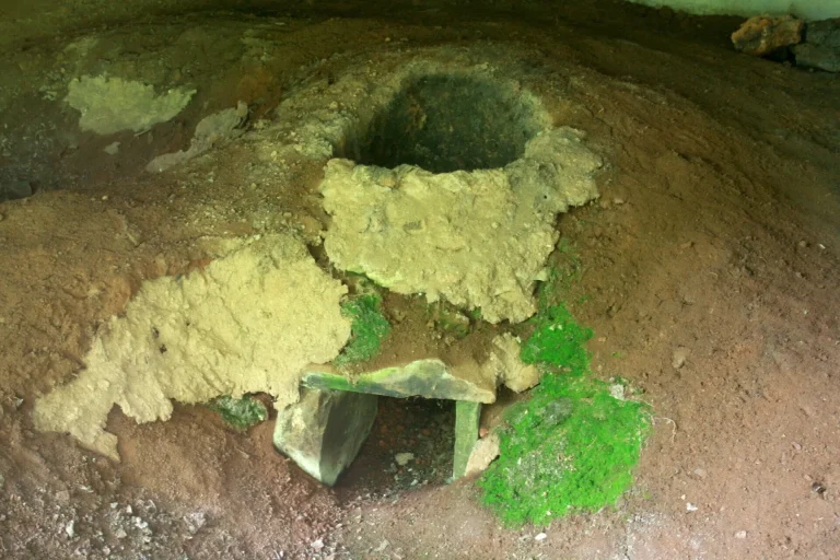 Historischer Rennofen zur Gewinnung von Eisenschwamm aus Eisenerz